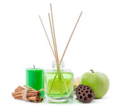 Odadaki cam şişe yeşil kimyasal kokuyor.