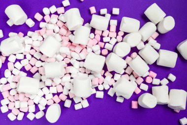 Marshmallow menekşe kağıda serilmiş..