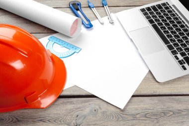 Açık dizüstü bilgisayarı ve üst görünümü olan mimari işyeri