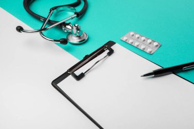 Stetoskop, dosya ve haplar, yakın çekim. Tıbbi ekipman
