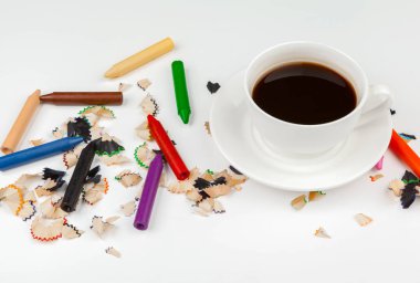 Kahve fincanı ve keskin kalemlerle kalem tıraşı.