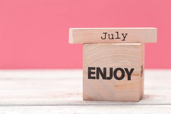 Houten Blokjes Met Tekst Tafel Roze Achtergrond Met Kopieerruimte Voor — Stockfoto