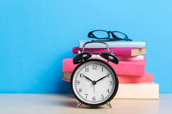 Voltar Fundo Escola Com Livros Despertador — Fotografia de Stock