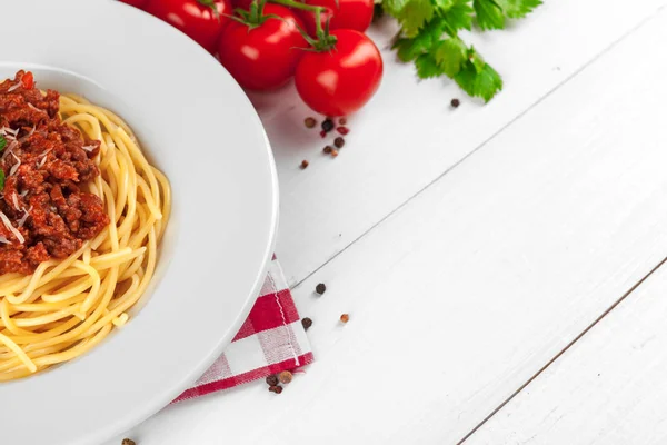 Pasta Met Vlees Tomatensaus Groenten Tafel — Stockfoto