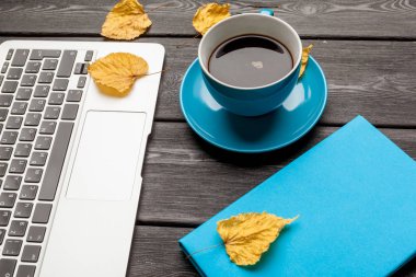 Boş dizüstü bilgisayar ve dizüstü bilgisayar / Kahve fincanı ile Ofis masası