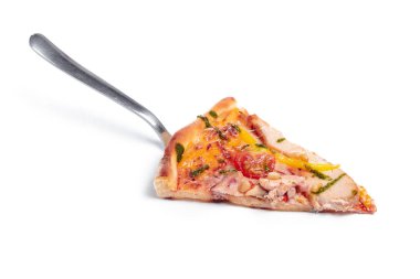 Beyaz arka planda izole edilmiş taze İtalyan klasik orijinal pizzası.