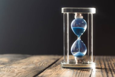 Ahşap arka planda modern kum saati