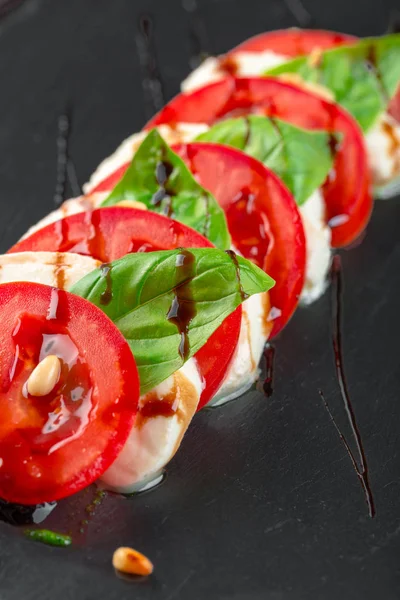 Färsk Italiensk Kaprissallad Med Mozzarella Och Tomater Mörk Tallrik — Stockfoto