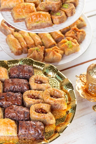 伝統的な東アラビアのデザートトルコの蜂蜜とクルミとバクラバ 選択的な焦点 スペースのコピー — ストック写真