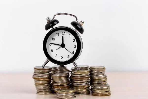 Reloj Despertador Monedas Sobre Fondo Blanco — Foto de Stock