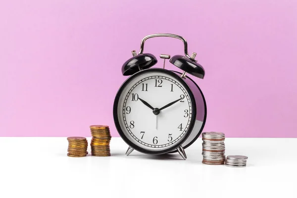 Reloj Despertador Monedas Dinero Sobre Mesa — Foto de Stock