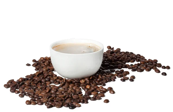 Белая Чашка Черного Кофе Жареными Кофейными Зёрнами — стоковое фото