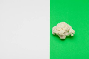 Parlak yeşil arka planda karnabahar parçaları