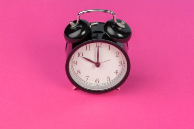 Leylak arkaplanda klasik siyah alarm saati