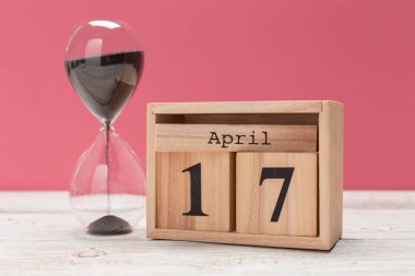 ahşap masa üzerinde 17 Nisan için ahşap küp şekil takvimi