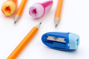 kalem ve kağıt beyaz zemin üzerine kalem sharperner