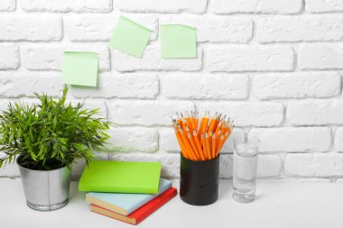 Kitaplar masanın üstünde.