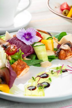 Çiğnenmiş göğüs ve sebzeli mantar salatası.