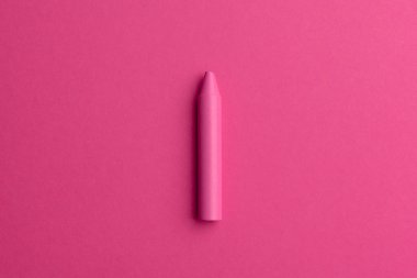 Parlak pembe bir arka plan üzerinde kalem boya kalemi. Sanat kavramı