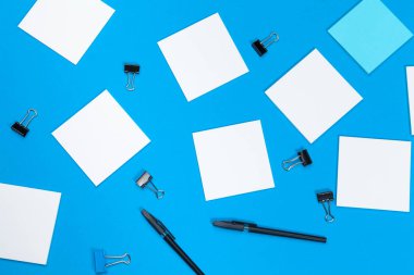 Model konsepti. Kağıtlar mavi arkaplanda. Üst görünüm, düz görünüm, kopyalama alanı