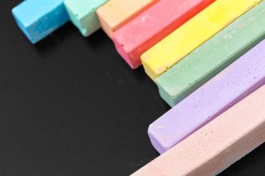 Siyah arkaplan üzerinde renkli tebeşir kümesi