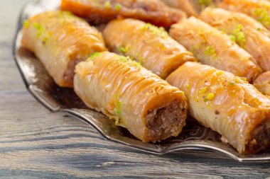 Doğu bronz kaplamalı enfes baklava tatlısı.