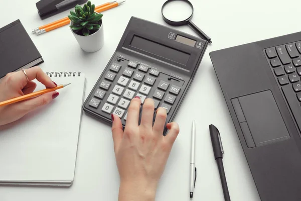 Zakelijke Vrouw Werkt Met Financiële Gegevens Hand Met Behulp Van — Stockfoto