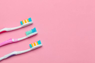 Pembe arkaplanda diş fırçaları