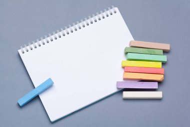 mavi arka plan üzerinde çok renkli tebeşir yığını