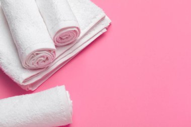 Renkli arka planda temiz havlular