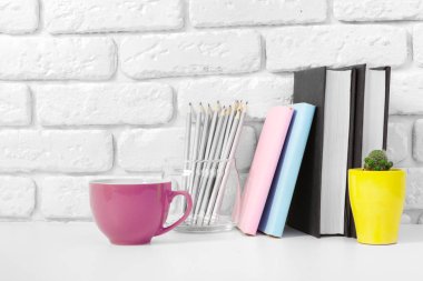 Masada çay ve kitap var.