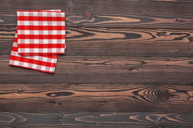 Tahta masadaki kareli masa örtüsü