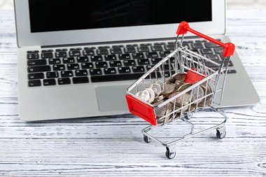 Alışveriş Çevrimiçi Konsept: Mini Alışveriş Arabası ve Laptop