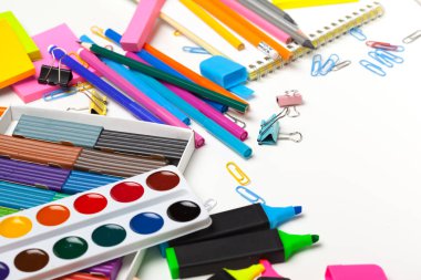 Okul denekleri için iyi bir hazırlık. Okulun renkli plastik aksesuarları, çok renkli kalemler