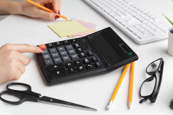 Zakelijke Vrouw Werkt Met Financiële Gegevens Hand Met Behulp Van — Stockfoto