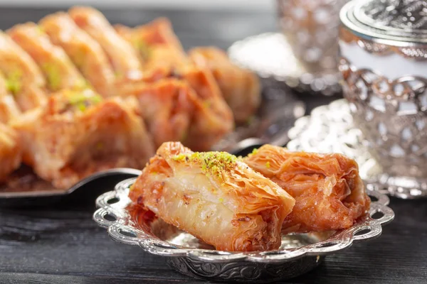 Turks Arabisch Dessert Baklava Met Honing Noten Een Zilveren Bord — Stockfoto
