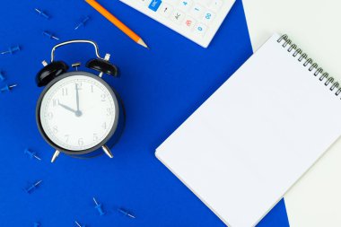 Işyeri. Mavi arka planda ofiste bir gün