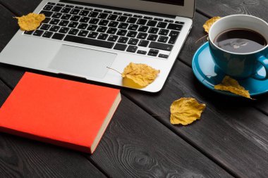 Ahşap masadaki modern dizüstü bilgisayarın en üst görüntüsü