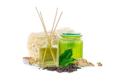 Odadaki cam şişe yeşil kimyasal kokuyor.