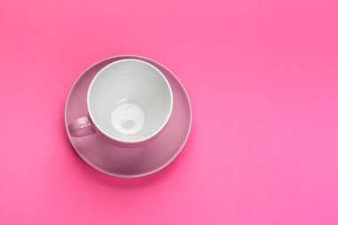 Düz görünüm kahve ya da çay fincanı renkli arkaplanda