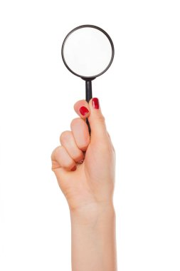 Beyaz arka plan üzerinde izole kadın elinde büyüteç cam