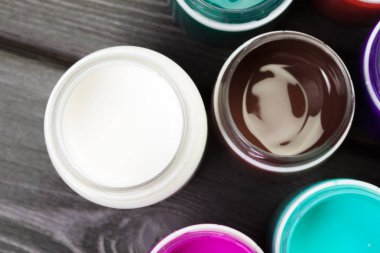 Kırsal ahşap arka planda boya botları