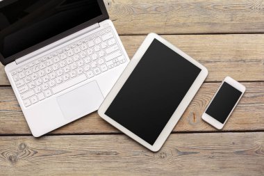 Bilgisayarı dijital tablet ve beyaz akıllı telefonla aç Üst görünümü kapat