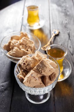 Masada çay ile nefis bir halva.