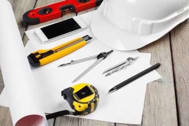 Mimari çizimler. Aletler çalışma masasında. Mesaj için yer. boş kağıt sayfası