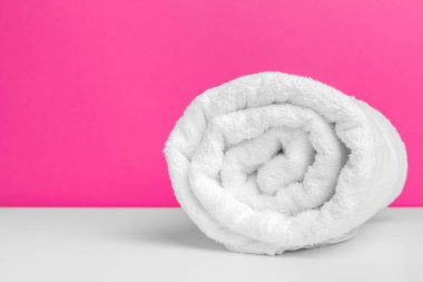 Renkli arka planda temiz havlular