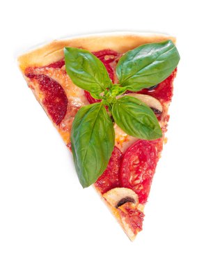 Beyaz arka planda izole edilmiş pepperonili taze pizza dilimi.
