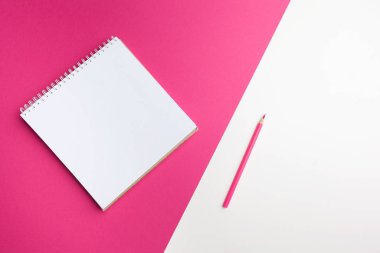 Parlak pembe bir arka plan üzerinde kalem boya kalemi. Sanat kavramı