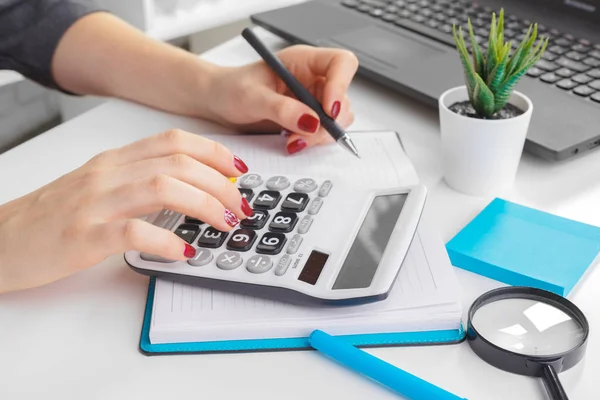 Business Woman Working Financial Data Hand Using Calculator — Stock Photo, Image