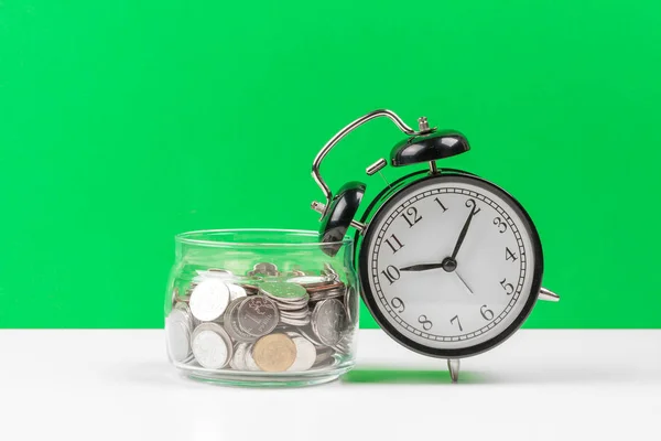 Reloj Despertador Monedas Dinero Sobre Mesa — Foto de Stock